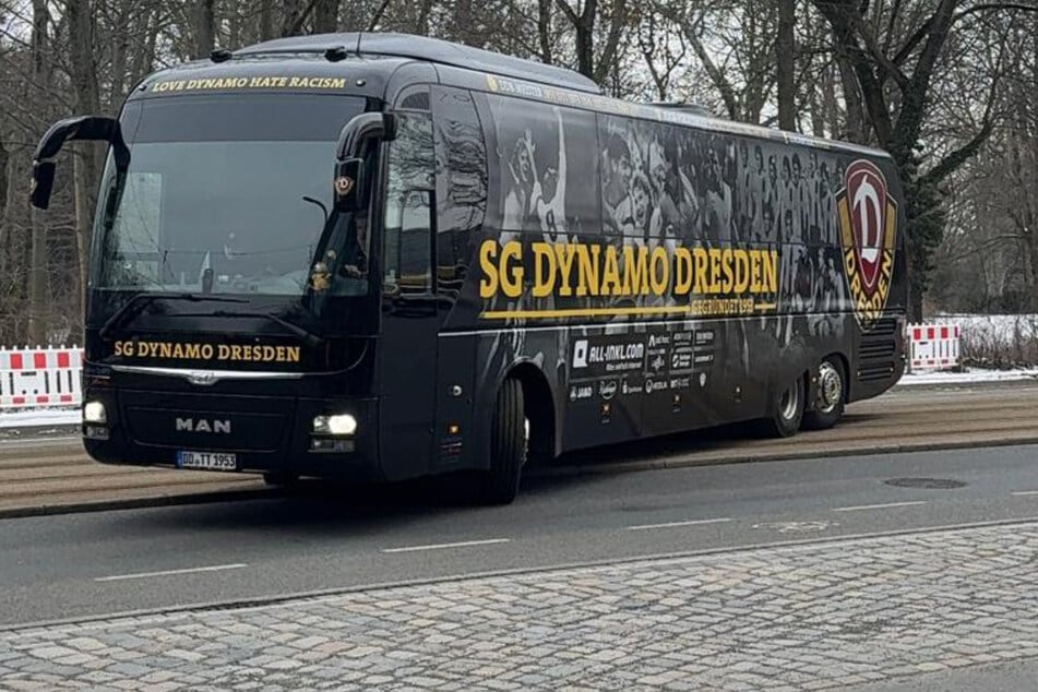Der SGD-Mannschaftsbus kam gegen 12 Uhr am Rudolf-Harbig-Stadion an.