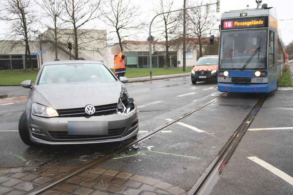 Auf der Delitzscher Straße ist es am Samstag zu einem Unfall zwischen einer Straßenbahn und einem VW gekommen.