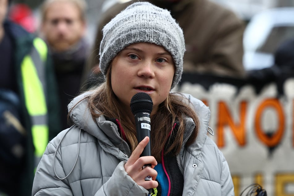 Klimaaktivistin Greta Thunberg (20) nimmt im Konflikt in Israel Stellung an Seiten der Palästinenser ein. Dabei unterschätzte sie jedoch die antisemitische Symbolik eines Plüschtiers an ihrer Seite.