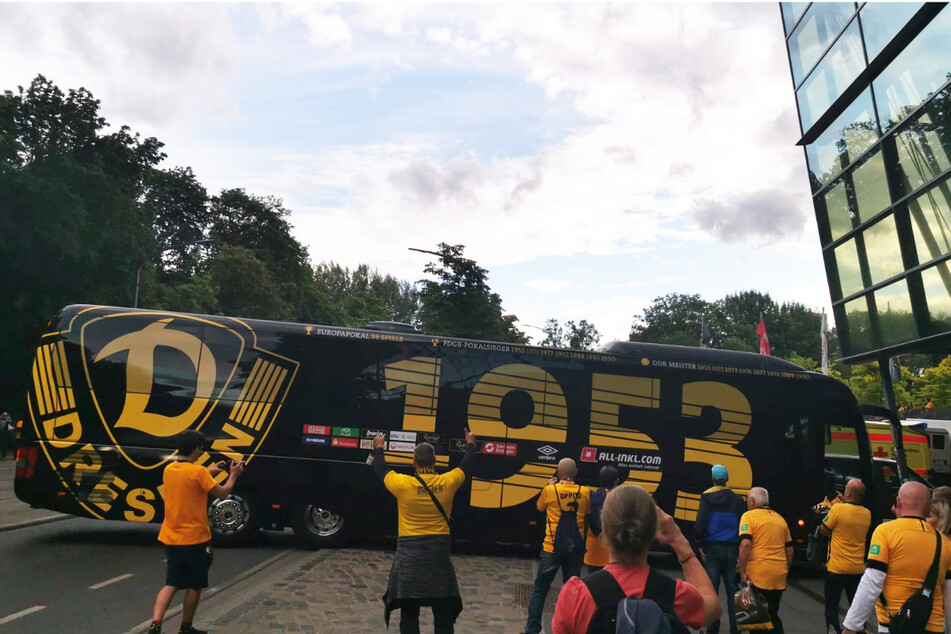 Vor dem Anpfiff noch bejubelt, später verbal attackiert: Der Mannschaftsbus von Dynamo Dresden und die Spieler erlebten am Dienstag einiges.