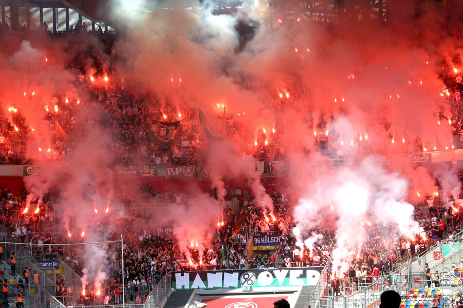 Im Mai 2023 fackelten die Hannoveraner Fans jede Menge Pyro in Düsseldorf ab.