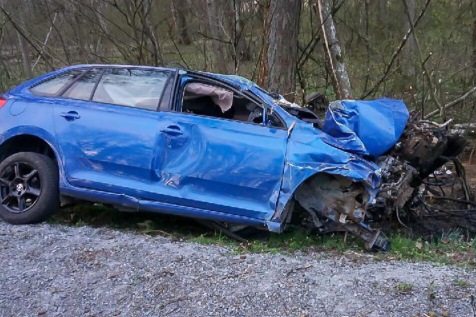 Das Auto ist nach dem Unfall ein Wrack.
