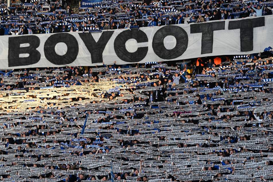 Viele Fußballfans, wie hier die Hamburger Fans im Olympiastadion, rufen zum Boykott der WM auf.