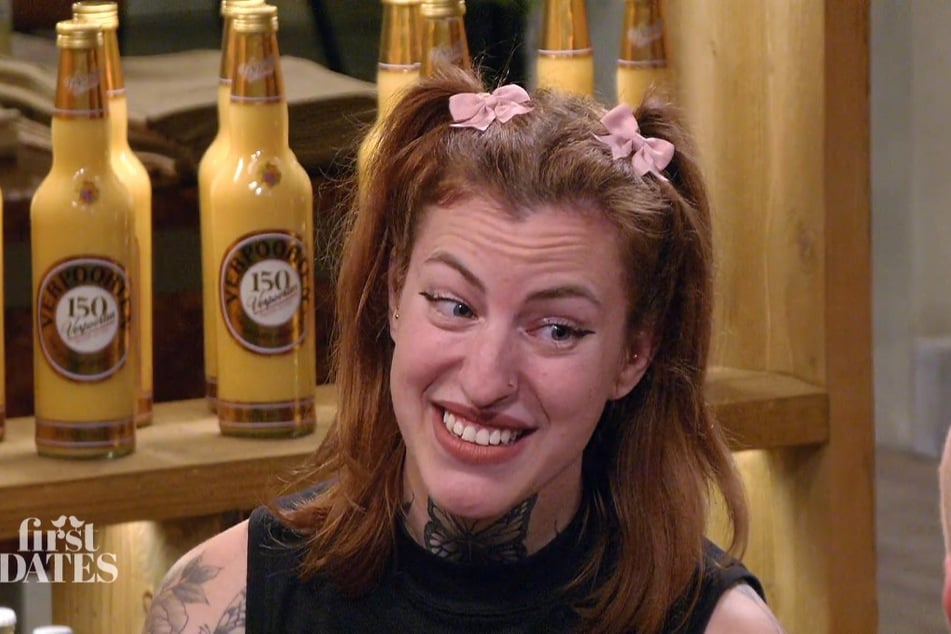 Als Carina (34) hört, wie alt Svens (39) Sohn ist, traut sie ihren Ohren kaum.