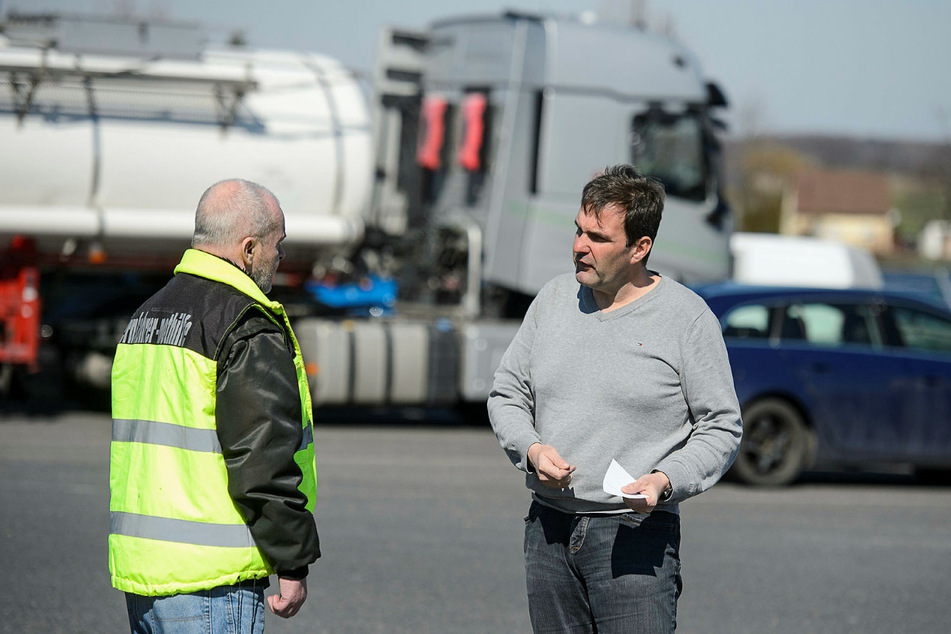 Bernd Treffkorn von der Fernfahrer Nothilfe Sachsen, spricht mit Daniel Knobloch, dem Betreiber der Aral Tankstelle in Kodersdorf.