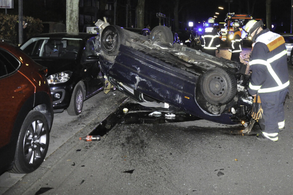 Fahrer flüchtet nach schwerem Unfall: Mehrere Autos demoliert