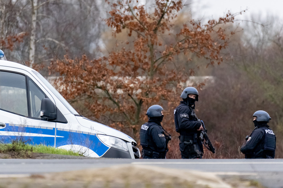 Polizeibeamte durchkämmen weiterhin alle Bereiche rund um den Unfallort bei Mainz-Mombach.