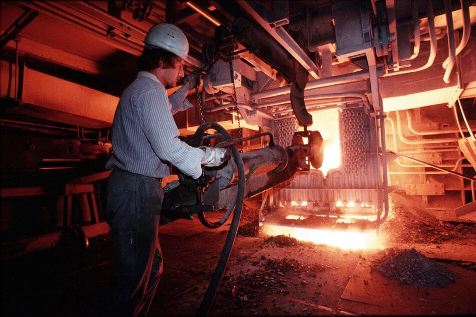 Die Arbeit an den Karbidöfen war lebensgefährlich, doch im Politbüro der DDR interessierte das wenig - Hauptsache, die Devisen stimmten. (Archivbild)