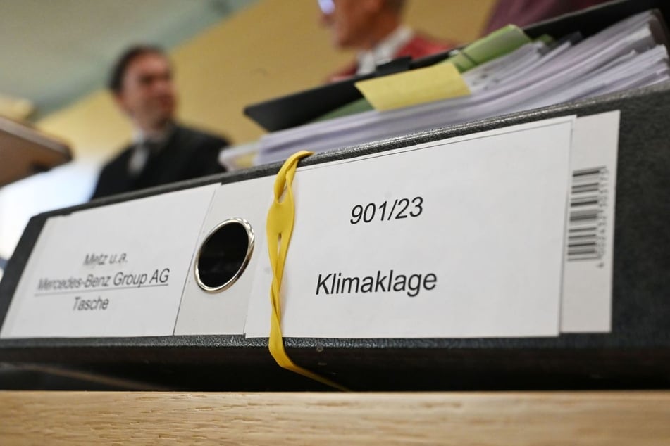 BMW und Mercedes-Benz müssten 2030 den Verkauf klimaschädlicher Verbrenner einstellen, wenn es nach der Deutschen Umwelthilfe ginge.