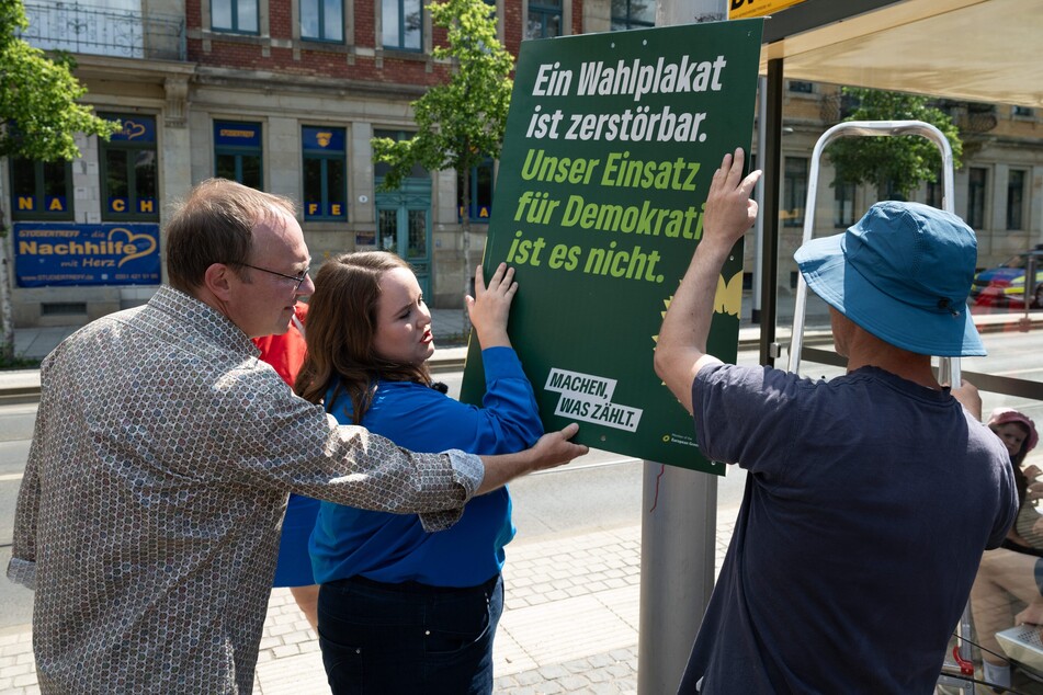 Am Conertplatz unterstützten Ricarda Lang sowie Landwirtschaftsminister Wolfram Günther (50, Grüne, l.) beim Plakatieren.