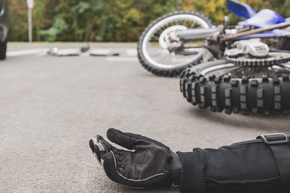 Der 29-jährige Motorradfahrer trug bei seiner Fahrt und dem Aufprall keinen Helm. Er erlag seinen schweren Verletzungen im Krankenhaus. (Symbolbild)