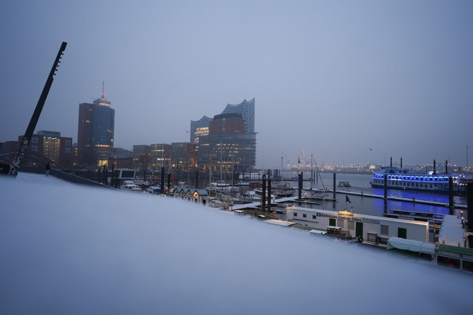 Hamburg ist seit dem Morgen unter einer dünnen Schneedecke eingehüllt.