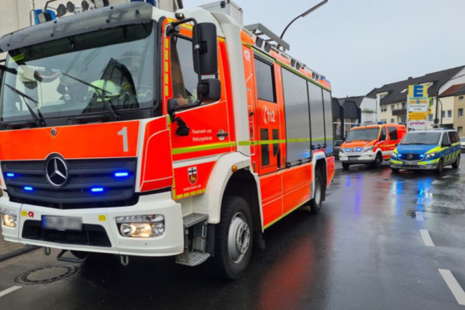 Unfall in Bonn: Auto wird in Hauseingang geschleudert!