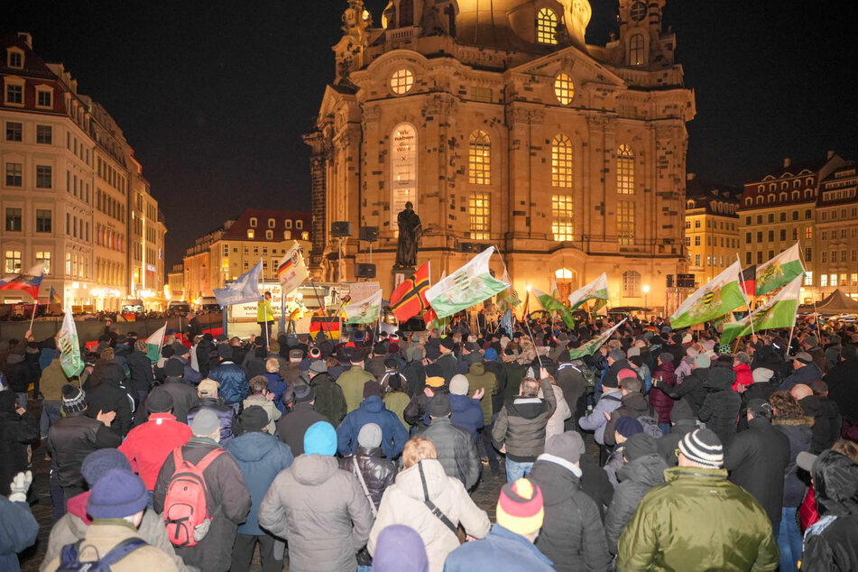 Auf dem Dresdner Neumarkt versammelten sich laut Sicherheitskreisen knapp 850 Pegida-Anhänger.
