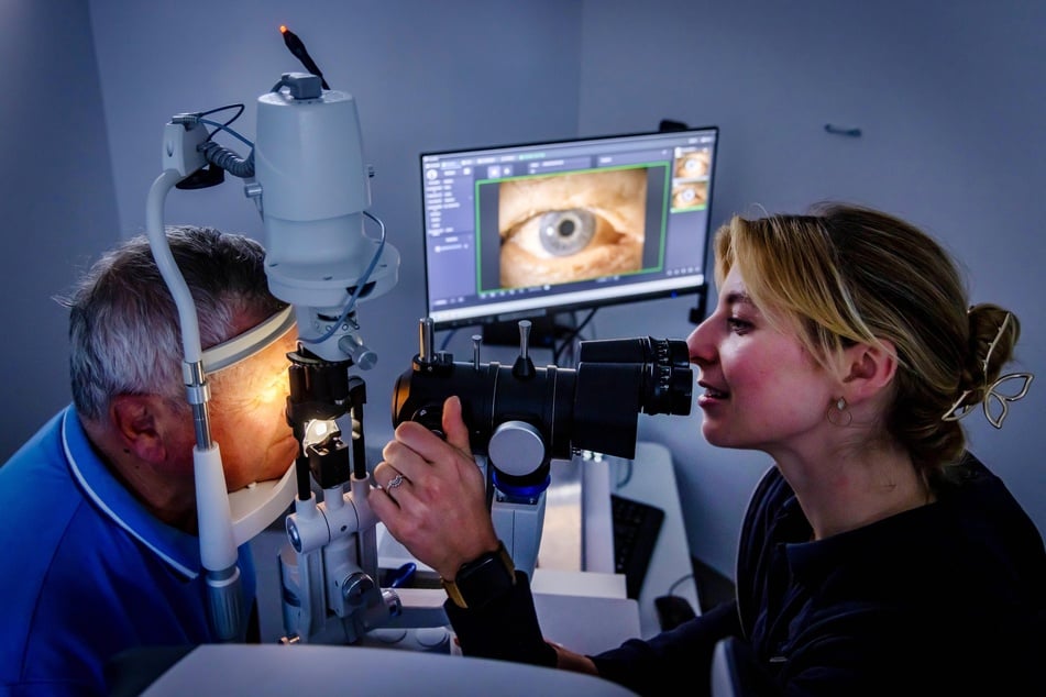 Optometristin Yara Hahn (26) wurde für die Untersuchungen speziell geschult.