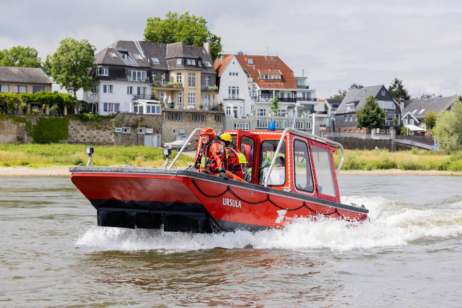 Die Feuerwehr Köln warnt vor dem Baden im Rhein. Die Strömung ist lebensgefährlich.
