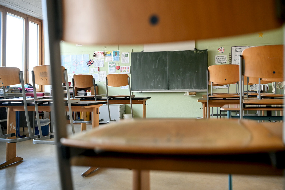 Stühle sind in einem Klassenzimmer der Grundschule in der Köllnischen Heide hochgestellt.
