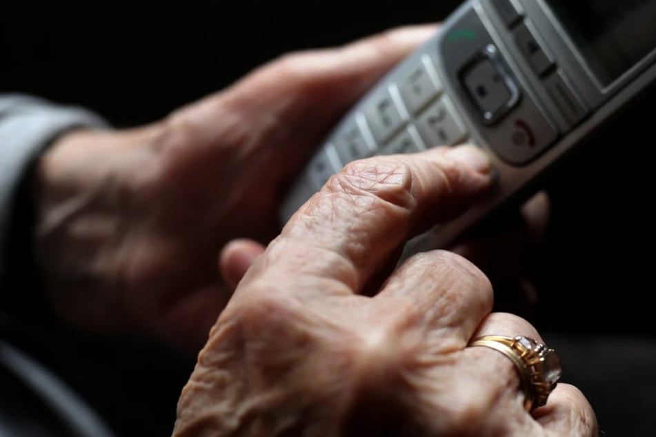 Ältere Dame verliert 26.000 Euro nach Schock-Anruf: Das sind die Psycho-Tricks der Betrüger