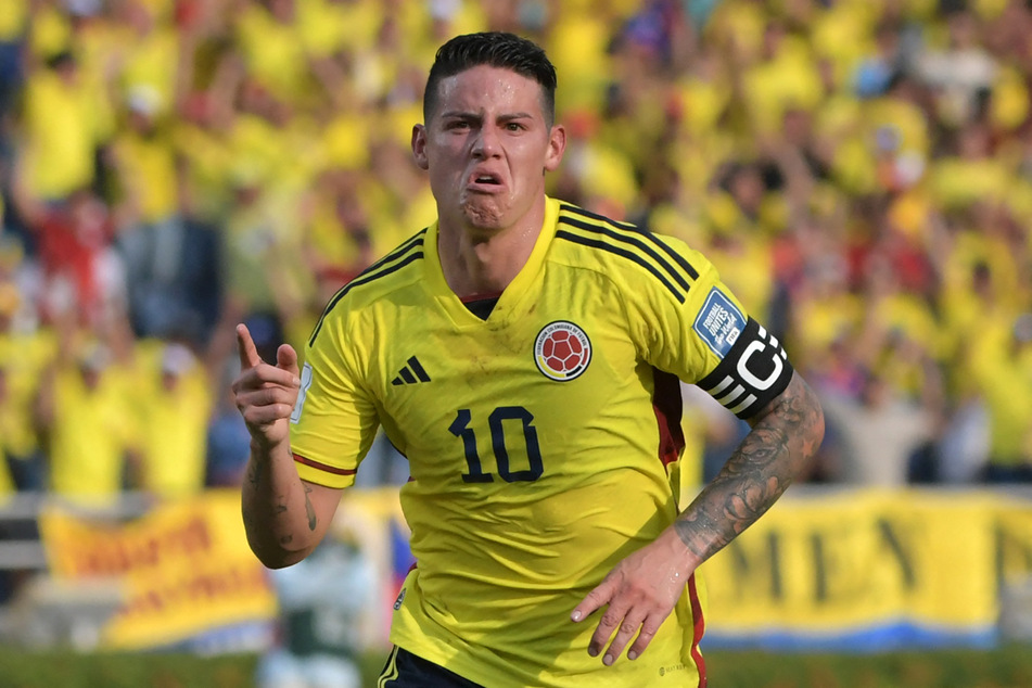 Gefeierter Held am Donnerstagabend in Kolumbien: James Rodriguez. Er schoss gegen Uruguay ein Tor und legte den Treffer für Mateus Uribe (32) auf.