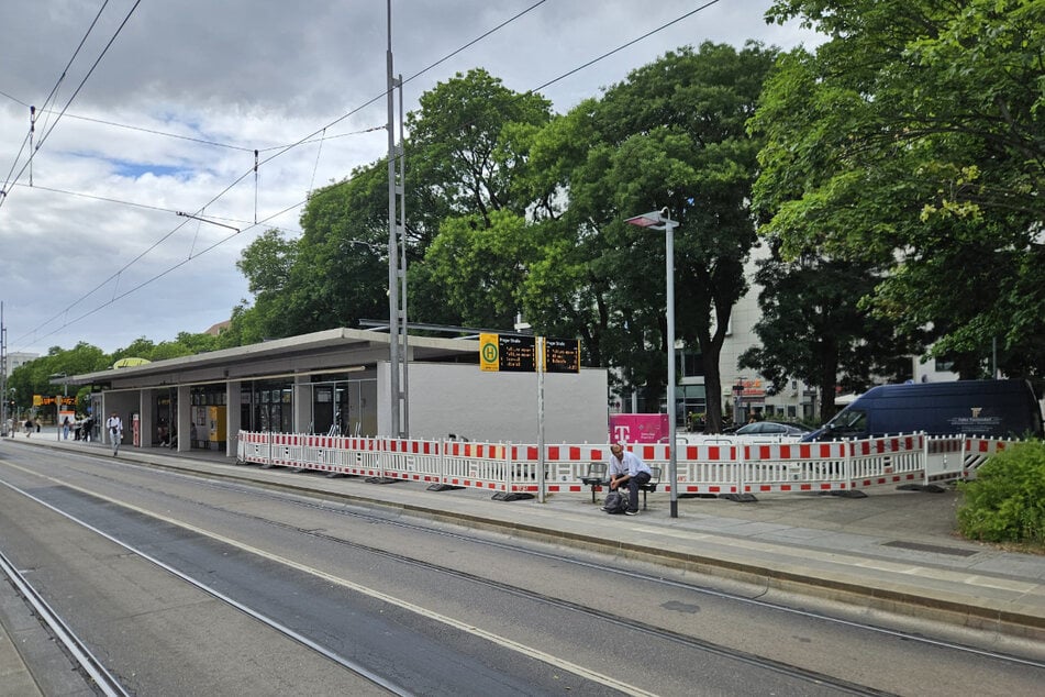 Während der Ferienzeit wird die Haltestelle Prager Straße schick gemacht.