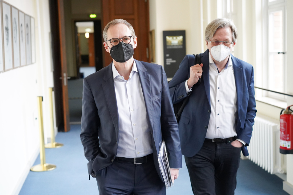 Michael Müller (l., SPD), Berlins Regierender Bürgermeister, hält zeitnahe Corona-Lockerungen für möglich.