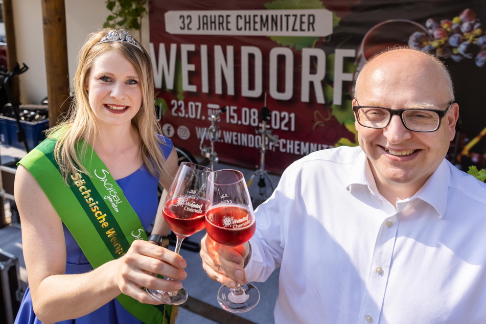 OB Sven Schulze (49, SPD) und Weinprinzessin Ann-Kathrin Schatzl (30) eröffneten gestern das Weindorf.