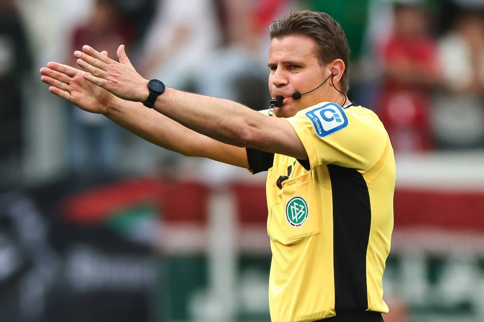 Felix Brych pfeift sein letztes Bundesliga-Spiel ab. Mit der Leitung hat er keine Schwierigkeiten gehabt und ist ohne Gelbe Karte ausgekommen.