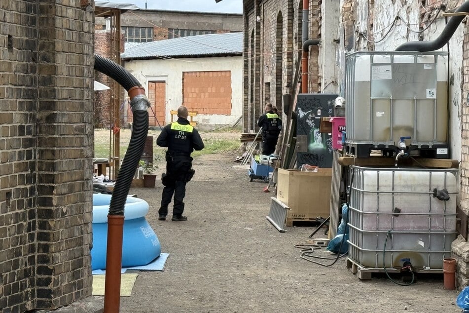 Die Polizei fand auf dem Gelände mehrere verdächtige Gegenstände.