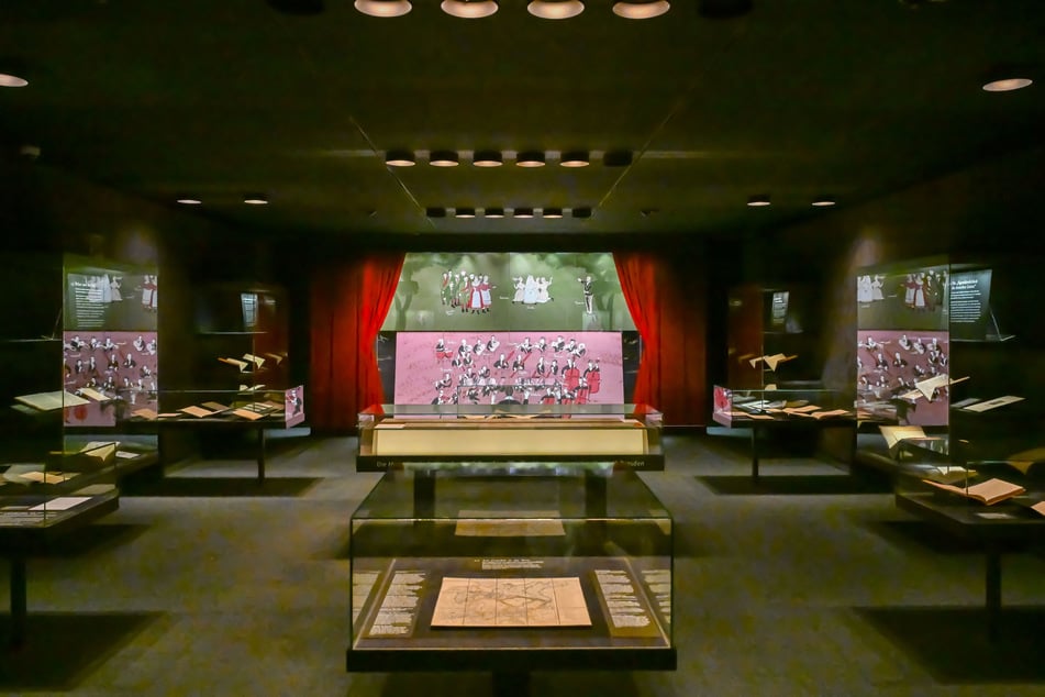 Die Ausstellungsvitrinen in der "Schatzkammer" des SLUB-Buchmuseums. Die kostbaren Exponate dürfen nur bei einer geringen Lichtstärke (maximal 50 Lux) gezeigt werden.