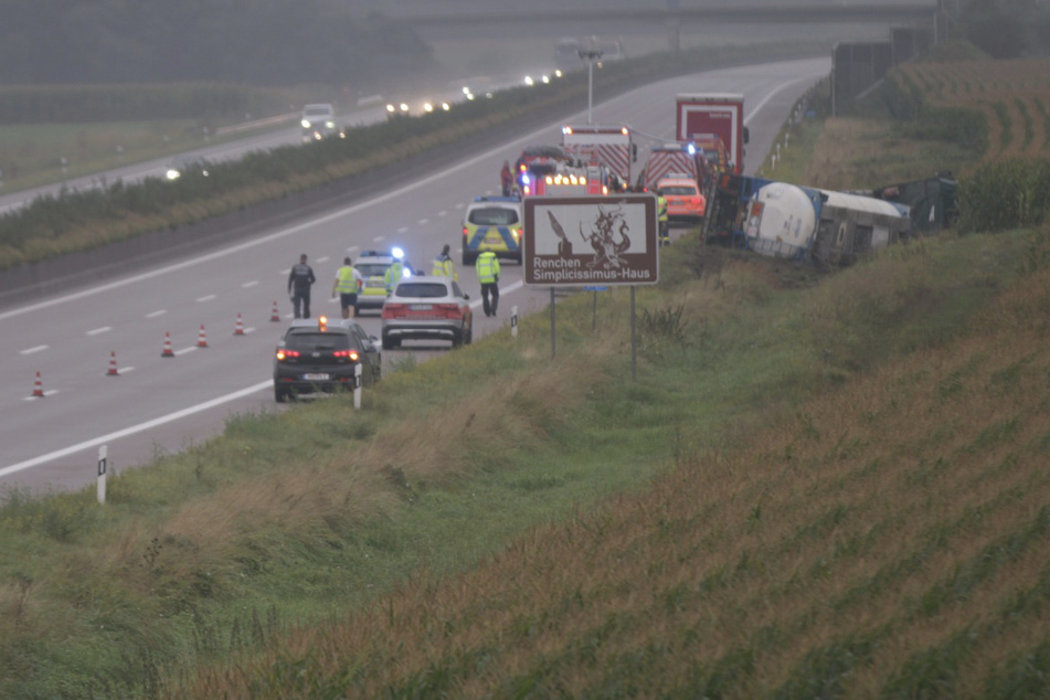 Der Gefahrgut-Lkw ist mit 95 Grad heißer Bitumenzumischung beladen.