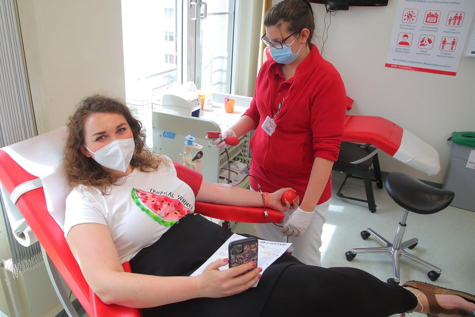 Es dauert nur etwa sieben Minuten, dann hat Vivien (27,l.) im WTC 500 ml Blut gespendet.