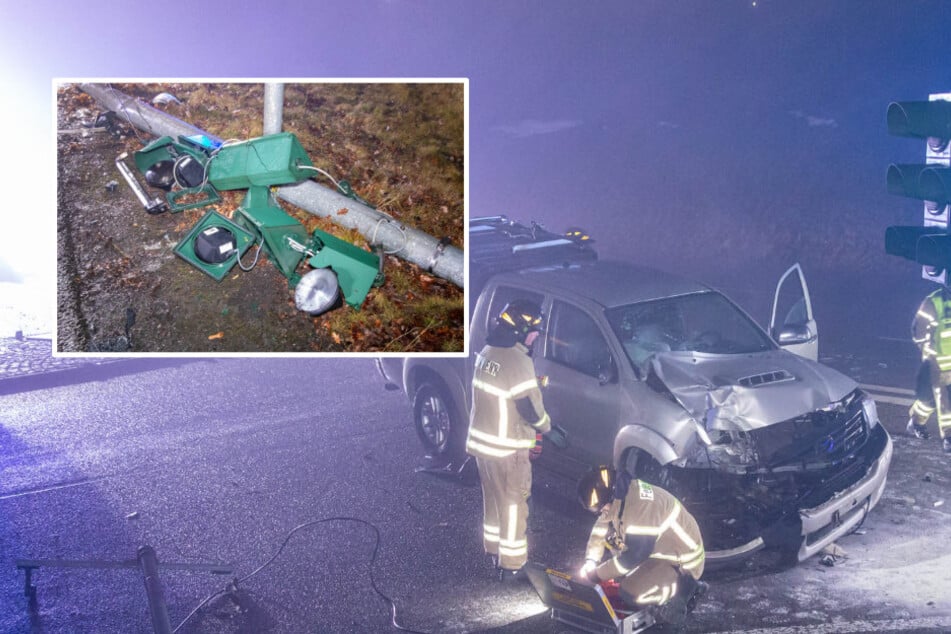 Toyota kracht gegen Ampel, Anlage komplett zerstört: War Alkohol im Spiel?