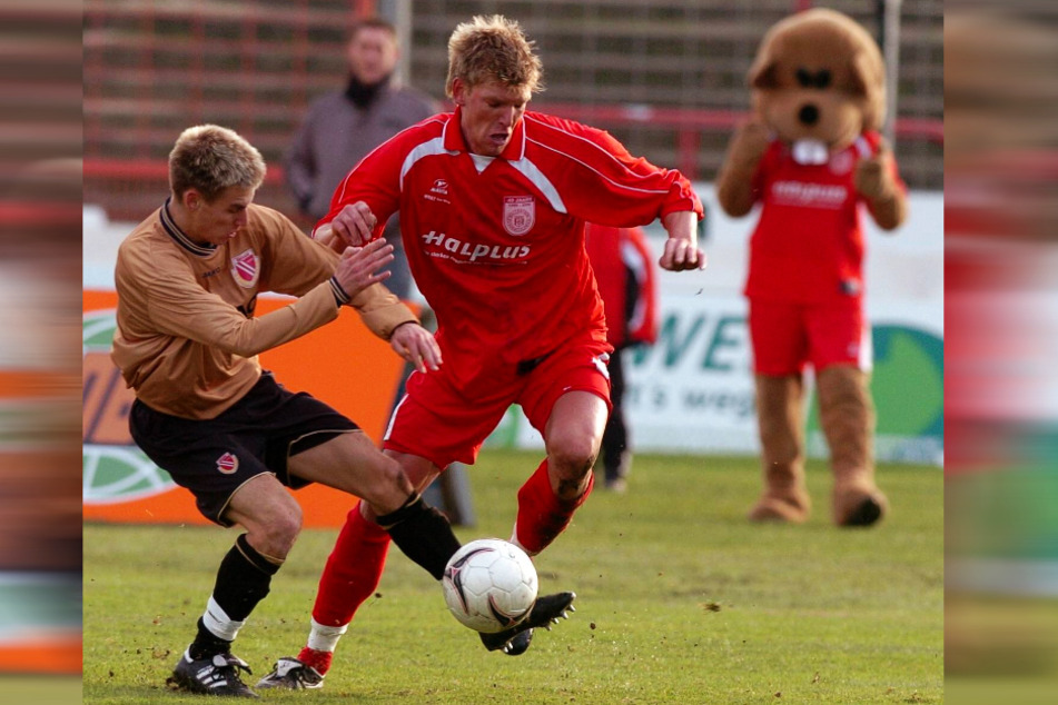 Marcus Jahn (l.) im November 2005 im Trikot von Energie Cottbus II im Zweikampf mit dem Hallenser Michel Petrick.