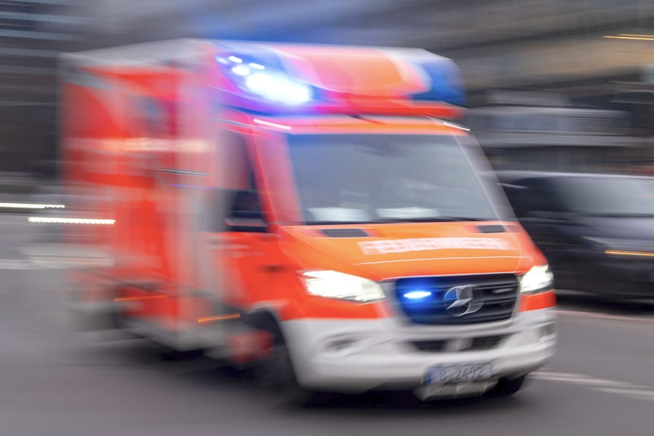 Der 22-Jährige wurde mit schweren Verletzungen in ein Krankenhaus gebracht. (Symbolbild)