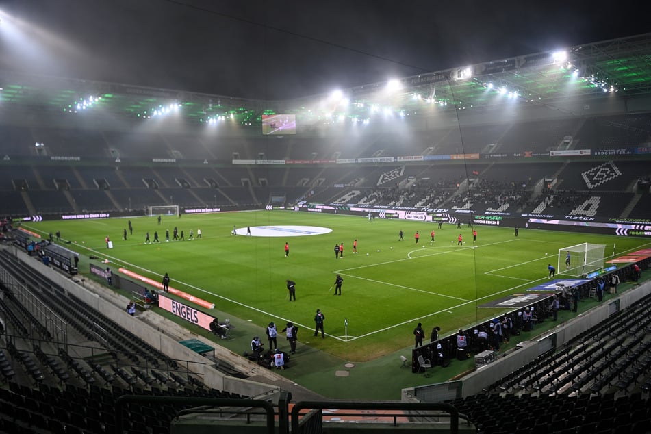 Bei den großen Profiligen bleibt es derzeit weitgehend bei Geisterspielen wie hier bei Borussia Mönchengladbach - Bayer Leverkusen.
