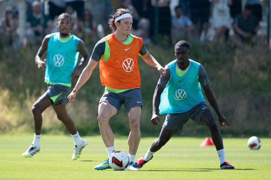 Ungewohntes Bild: Fabian Reese (28, M.) beim ersten Training als Wolfsburger.