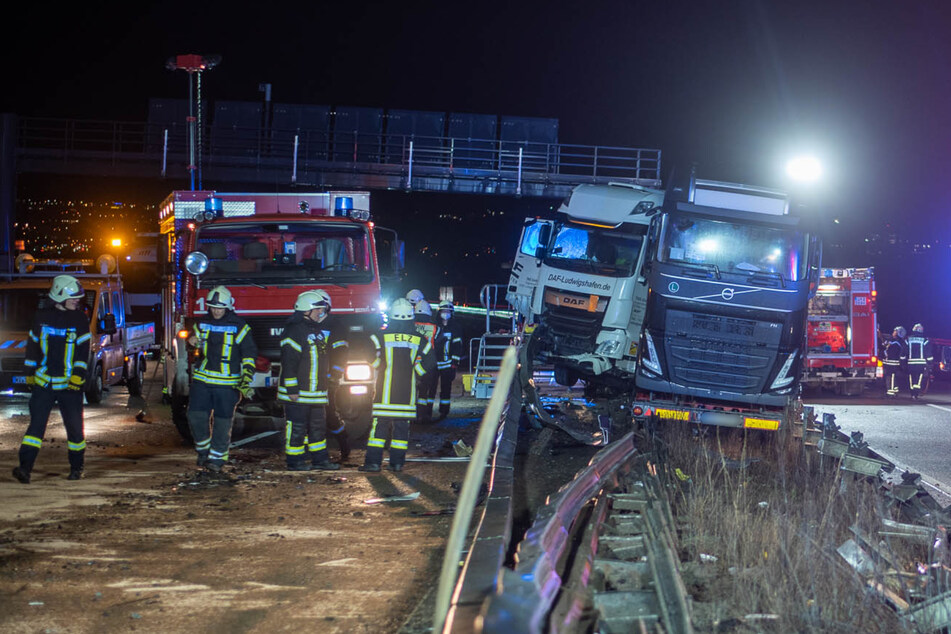 Unfall A3: Lkw kracht in Leitplanke und gerät in Gegenverkehr: Sieben Verletzte bei Unfall auf A3