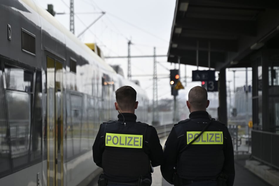 In einem Regionalexpress aus Dresden stießen die Ermittler auf einen 27-Jährigen, der per Haftbefehl gesucht wurde. (Symbolfoto)