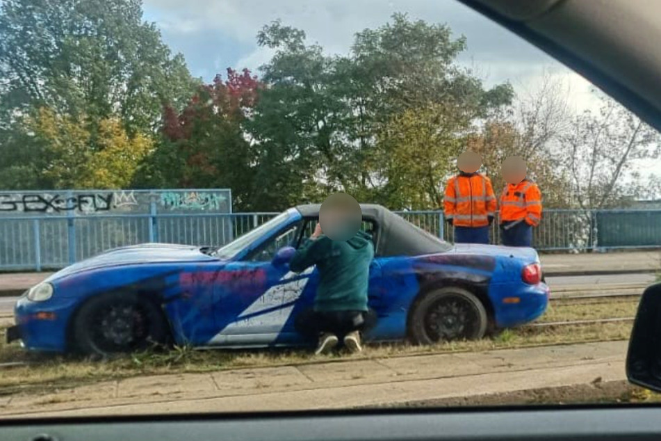 Laut Polizei wurde dabei niemand verletzt. Der Mazda musste im Anschluss jedoch abgeschleppt werden.