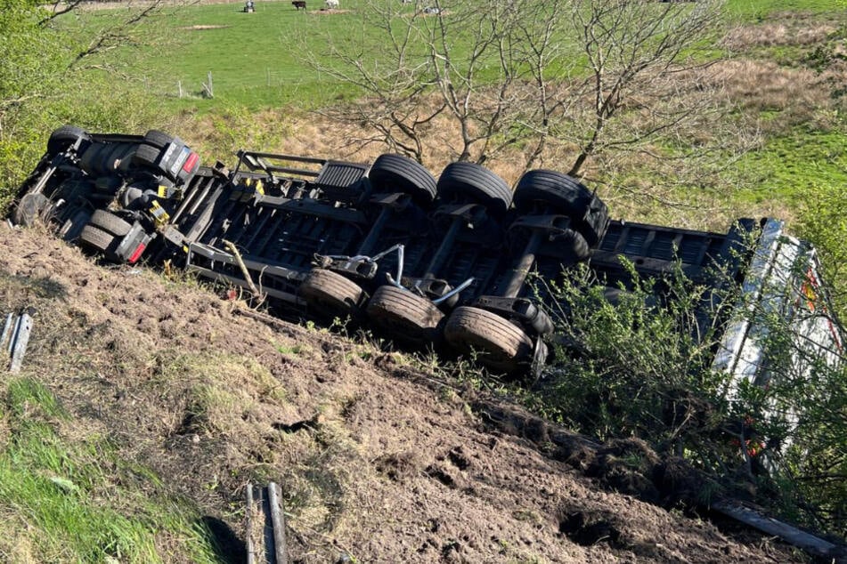 Ein Lkw ist am Dienstag von der A23 abgekommen und auf die Seite gekippt. Der Fahrer soll lediglich leicht verletzt worden sein.