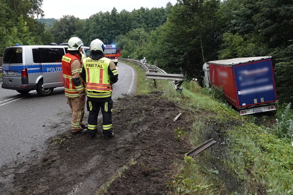 Der Truck rauschte durch die Leitplanke und landete im Straßengraben.