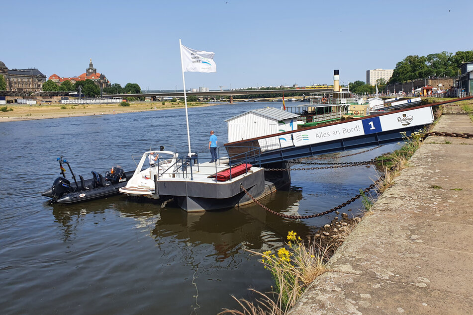 Das weiße Sportboot "Natalie" dümpelte am Anleger 1 als "Falschparker".