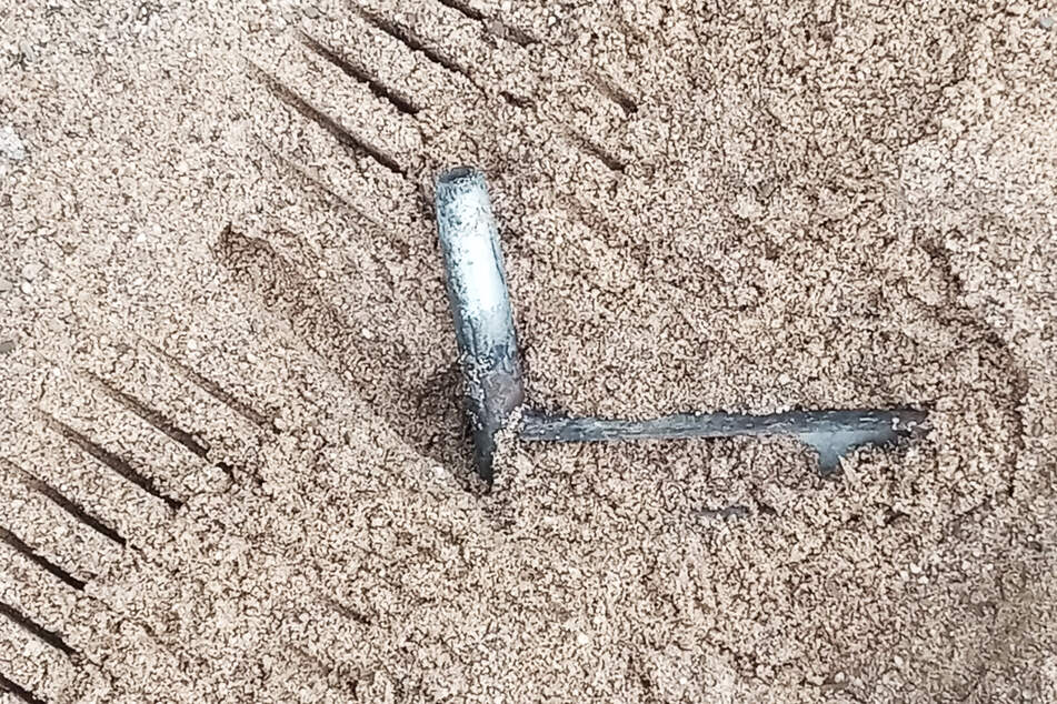 Diesen Metallgegenstand fanden Kinder beim zweiten Vorfall im Sandkasten.