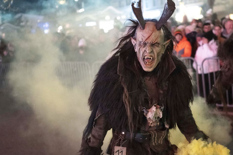 Das tat weh! Krampus trennt Frau beinahe die Fingerkuppen ab