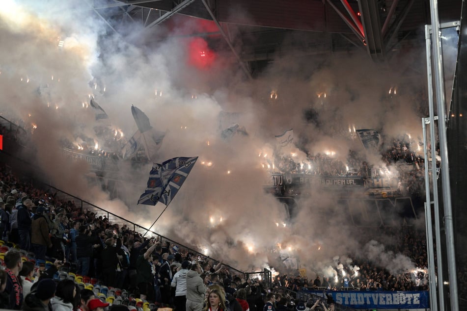 Beim Abbrennen von Pyrotechnik wurden zudem Fans des VfL verletzt.