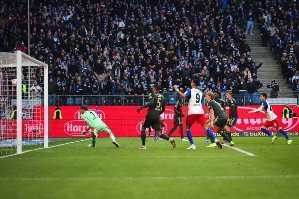 Im Gegenzug überwindet Nicolas Capaldo (r.) mit einem Flachschuss Union-Keeper Frederik Rönnow (l.) zum 2:1 für den HSV.
