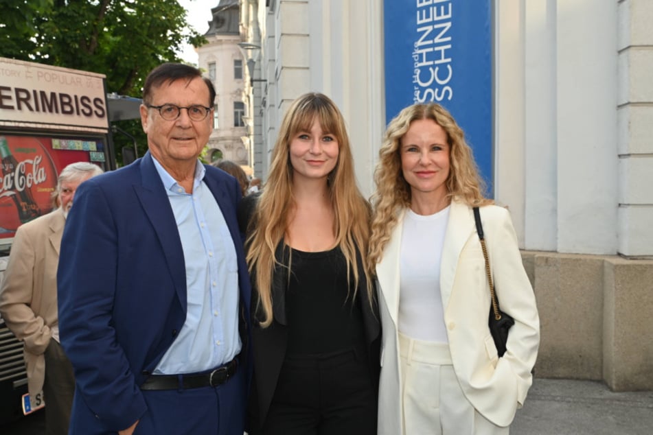 Zusammen mit Ehemann Hans Mahr (75) und Tochter Marie-Therese (24) war Katja Burkard (61) neulich auf den Salzburger Festspielen.
