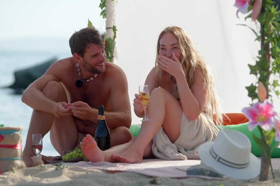 Auch Sergio (35) und "GZSZ"-Schauspielerin Anna Juliana Jaenner (33) finden sich hot und dürfen auf ein Date am Strand.