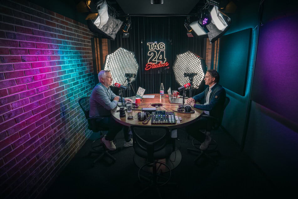 Im Podcast-Studio diskutieren Peter Stawowy und Robert Kuhne die Frage „Warum lügen sie uns an?“