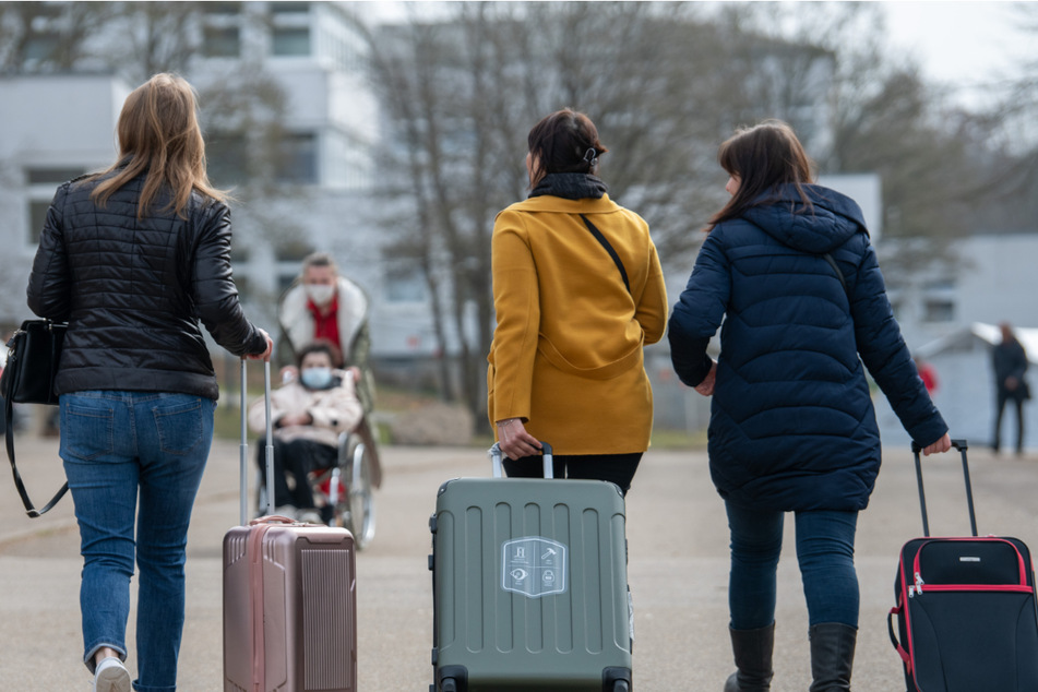 Drei ukrainische Frauen gehen in der Landeserstaufnahmestelle in Baden-Württemberg zu ihrem Quartier. (Archivbild)